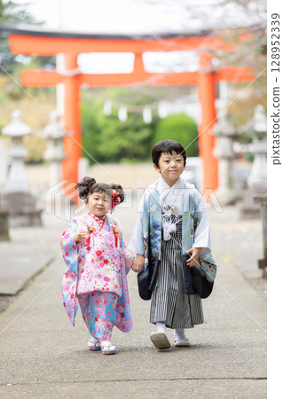 Shichigosan brother and sister Shichigosan brother and sister 128952339