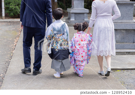 Shichigosan worship back view 128952410