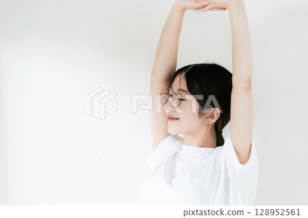 身穿 T 恤的女子肖像 128952561