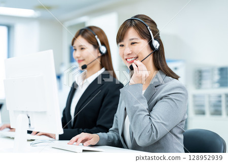 一位年輕的女接線員 一位年輕的女接線員 128952939