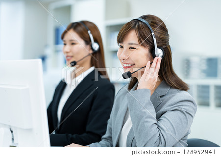 一位年輕的女接線員 一位年輕的女接線員 128952941