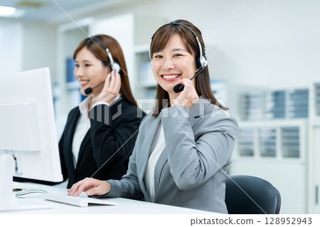 A young female operator 128952943