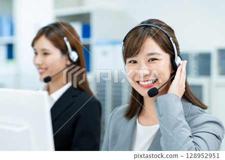 一位年輕的女接線員 一位年輕的女接線員 128952951