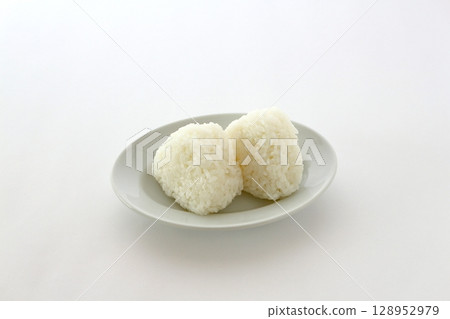 白色背景的鹹飯糰 白色背景的鹹飯糰 128952979