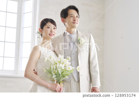 新娘和新郎的肖像 128953174