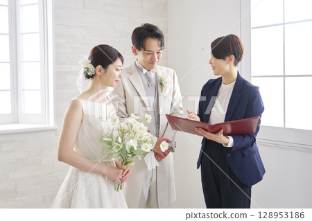 婚禮主持人與新郎新娘會面 128953186