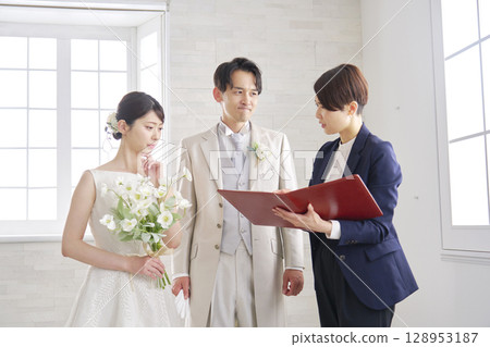 婚禮司儀和新娘新郎一邊擔心一邊開會 128953187