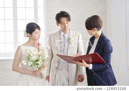 婚禮司儀和新娘新郎一邊擔心一邊開會 128953188