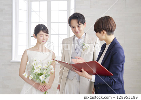 Wedding host meeting with bride and groom Wedding host meeting with bride and groom 128953189