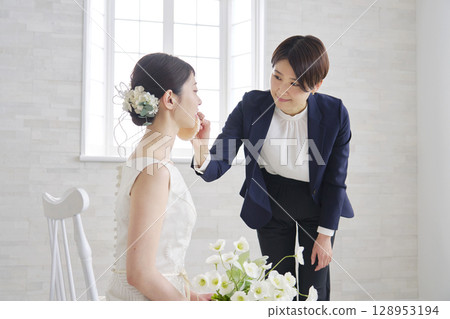 Woman wedding hair makeup 128953194