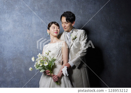 新娘和新郎互相看著對方，肖像，黑色背景 128953212
