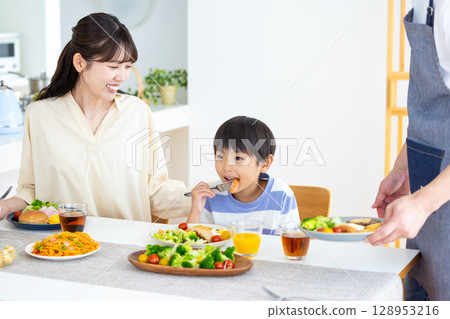 Family: Family around the dining table Family: Family around the dining table 128953216