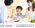 家庭：一家人圍坐在餐桌旁 128953223