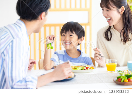 Family: Family around the dining table Family: Family around the dining table 128953223