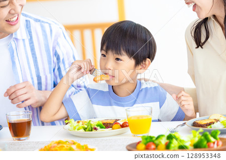 家庭：一家人圍坐在餐桌旁 128953348