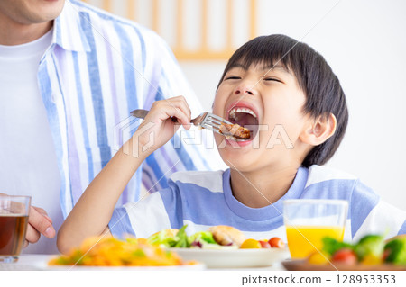 Family: Family around the dining table Family: Family around the dining table 128953353