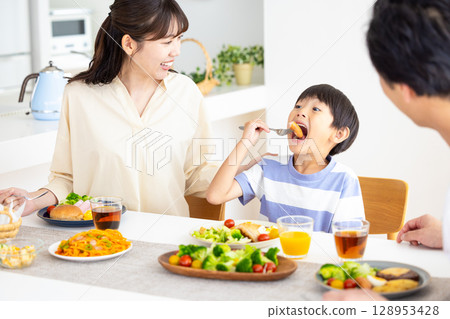 家庭:一家人圍坐在餐桌旁 家庭:一家人圍坐在餐桌旁 128953428