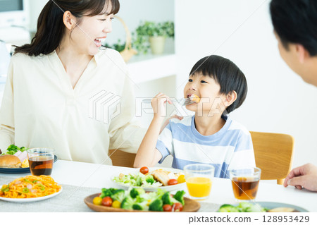 Family: Family around the dining table Family: Family around the dining table 128953429