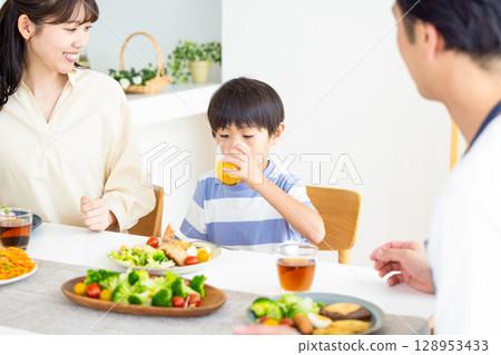 Family: Family around the dining table Family: Family around the dining table 128953433