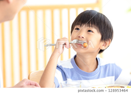 Family: Family around the dining table 128953464