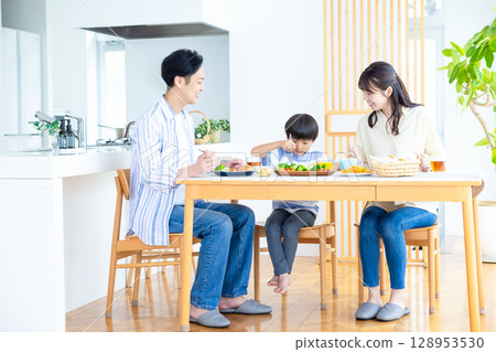 家庭:一家人圍坐在餐桌旁 家庭:一家人圍坐在餐桌旁 128953530