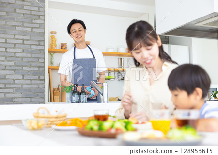 Family: Father cooking 128953615