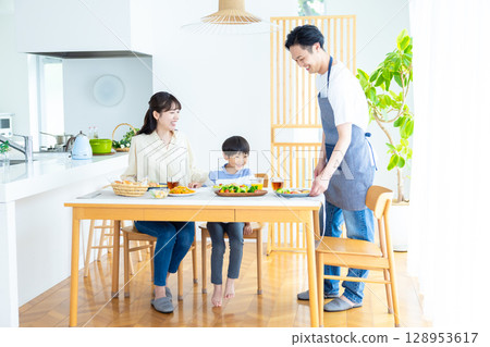 Family: Father cooking 128953617