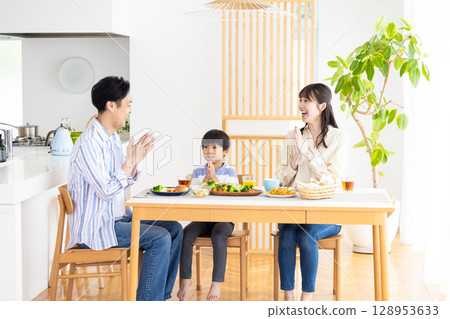 家庭:一家人圍坐在餐桌旁 家庭:一家人圍坐在餐桌旁 128953633