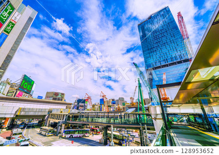Tokyo cityscape, Japan, July 27th. Extremely hot... Huge heavy machinery such as pile drivers are lined up... Full-scale construction begins 128953652