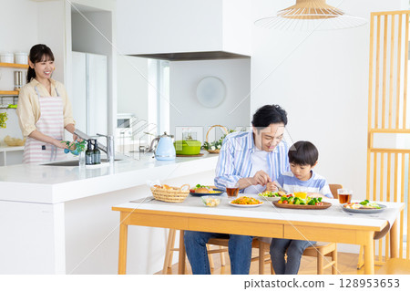 Family: Family around the dining table Family: Family around the dining table 128953653