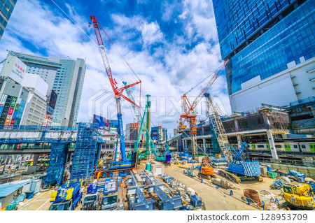Tokyo cityscape, Japan, July 27th. Extremely hot... Huge heavy machinery such as pile drivers are lined up... Full-scale construction begins 128953709
