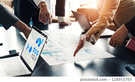 Group of business people meeting in office Group of business people meeting in office 128953765
