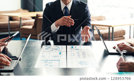 Group of business people meeting in office Group of business people meeting in office 128953766