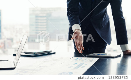 一群商務人士在辦公室開會 一群商務人士在辦公室開會 128953785