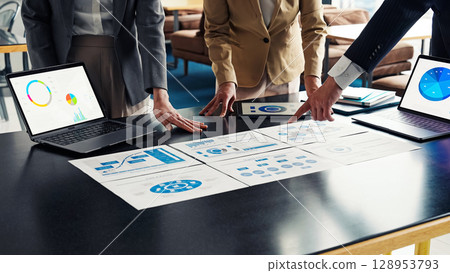 Group of business people meeting in office Group of business people meeting in office 128953793