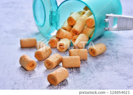 Crispy biscuit rolls 128954021
