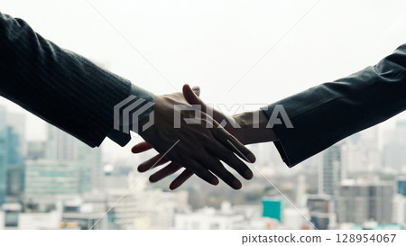 一群商務人士與城市背景握手 一群商務人士與城市背景握手 128954067