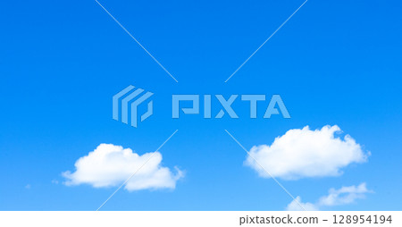 A simple landscape of a refreshing blue sky and white clouds 128954194