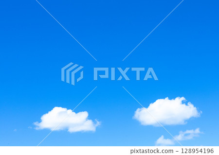 清新的藍天和白雲的簡單風景 128954196