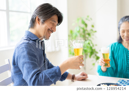 Men and women drinking beer 128954214