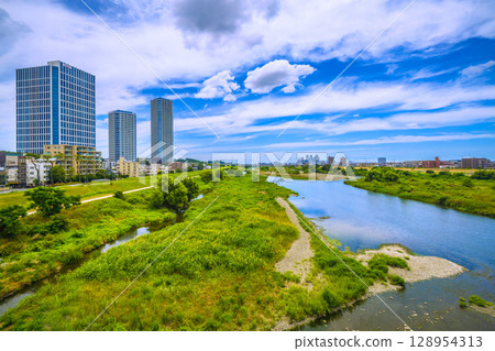 7 月 27 日，日本東京城市景觀...川崎站和武藏小杉站前的多摩川和高層公寓大樓景觀 = 令和 7 128954313