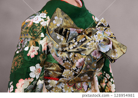 Kimono 128954981