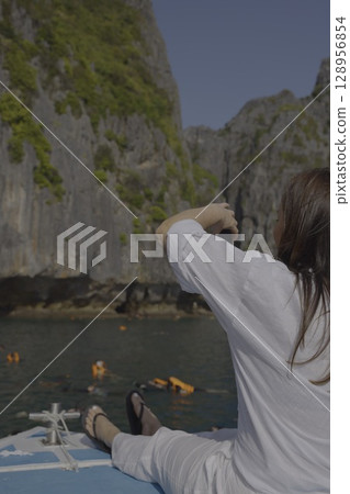 Delving into the Coastal Beauty An Exceptional Adventure on the Water Awaits You 128956854