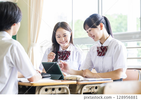 High school students, boys and girls, group work, class 128956881