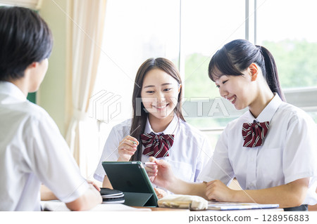 高中學生,男孩和女孩,小組作業,班級 高中學生,男孩和女孩,小組作業,班級 128956883