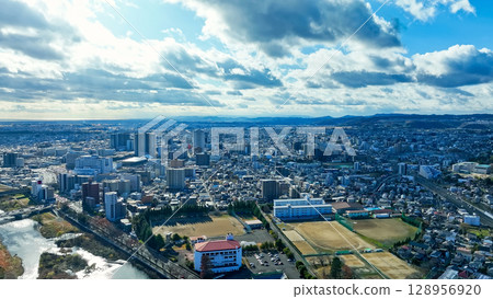 無人機俯瞰藍天背景下的現代城市 無人機俯瞰藍天背景下的現代城市 128956920