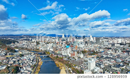 無人機俯瞰藍天背景下的現代城市 128956939