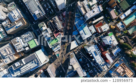 無人機鳥瞰現代城市 無人機鳥瞰現代城市 128956973