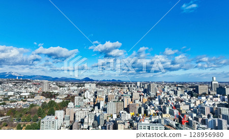 無人機俯瞰藍天背景下的現代城市 無人機俯瞰藍天背景下的現代城市 128956980