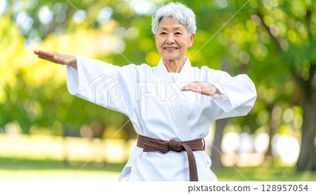 在公園健身房鍛鍊的老年婦女 128957054